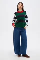 Sweater de tejido de punto con diseño de rayas horizontales en bloques de colores verde, azul marino, rojo, blanco y celeste. Presenta cuello redondo a la base, mangas largas con puños en contraste y un corte holgado.