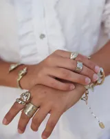 Anillo plateado con textura irregular y diseño rústico.
