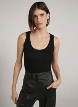 Musculosa negra de tejido de punto acanalado, corte ajustado, tirantes medianos y escote en U.