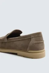 Mocasín casual color beige de piel con acabado serraje, antifaz en el empeine, horma redonda y suela a tono.