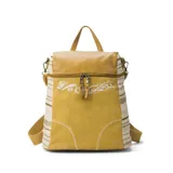 Mochila color ocre con detalles en cuero sintético y laterales a rayas. Tiene apertura superior con doble cierre metálico, dos bolsillos frontales con cierre, bolsillos laterales y tres bolsillos internos. Incluye correa larga regulable y correas traseras regulables.