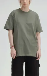 Remera de manga corta y cuello redondo, color verde militar, confeccionada en algodón premium suave. Presenta un calce regular con un recorte en la espalda.