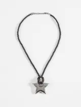 Collar con cordón negro y dije de estrella plateada de acero quirúrgico hipoalergénico.