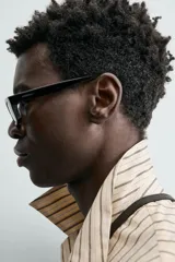 Camisa de calce relajado con diseño de rayas verticales, cuello bowling y manga larga. Cuenta con cierre frontal de botones y tres bolsillos de plastrón: uno en el pecho y dos en la cadera.