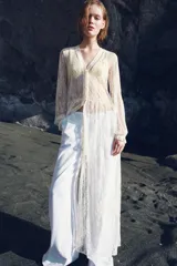 Vestido largo ZW Collection confeccionado en tejido de encaje blanco, con escote en V, manga larga terminada en elástico con volante y cierre frontal de botones forrados.