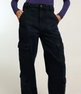 Pantalón wide leg de jean azul oscuro con bolsillos carpintero y cargo.