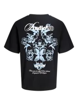Remera negra de corte holgado, con mangas cortas y un pequeño estampado tipográfico en el pecho a la altura del corazón.