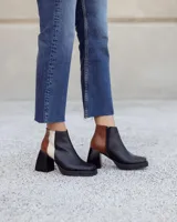 Botinetas de cuero con diseño tricolor en negro, marrón con textura croco y blanco. Presentan taco cuadrado, plataforma y cierre lateral.