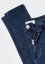 Jeans de corte skinny y tiro bajo con efecto push-up. Confeccionados en tejido elástico de mezcla de algodón, cuentan con diseño de cinco bolsillos, trabillas para cinturón y cierre frontal con cremallera y botón.