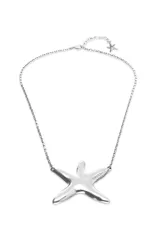 Collar de cadena fina con dije central en forma de estrella de mar, bañado en plata.