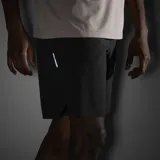 Short deportivo Salomon modelo Shakeout Core de 9 pulgadas, color negro, sin forro, con bolsillos laterales con cierre y detalles reflectantes de la marca.
