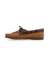 Mocasín náutico de cuero color marrón claro, con detalles en marrón oscuro en el cuello y cordones de cuero entrelazados en los laterales y el empeine. Costuras visibles en contraste y suela plana.