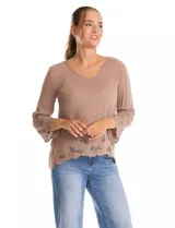 Blusa de rayón color marrón con escote en V y mangas tres cuartos acampanadas. Presenta detalles de bordado suizo y calados florales en los puños y en el ruedo asimétrico con terminación festoneada.