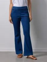 Jegging con pretina elastizada, marca Zac & Rachel. Delantera y trasera con bolsillos. Terminación de ruedo bootcut.