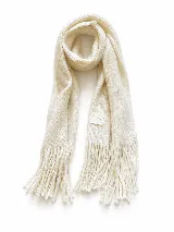 Bufanda de tejido suave con diseño a cuadros en tonos blanco, gris y negro, con flecos en los extremos.