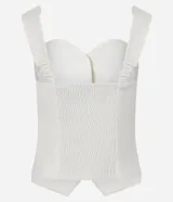 Blusa de sastrería color blanco, sin mangas, con escote corazón, breteles anchos y cierre frontal con botones forrados. Presenta un dobladillo en punta y espalda elástica.