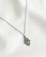 Collar plateado con dije de Hamsa calada.