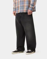 Pantalón de denim azul oscuro con corte holgado, bolsillos traseros y etiqueta de la marca en el bolsillo derecho.