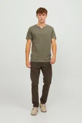 Camiseta verde militar de manga corta, cuello dividido con botones y corte slim fit.
