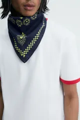 Bandana de algodón color verde oscuro con estampado gráfico y geométrico en blanco.