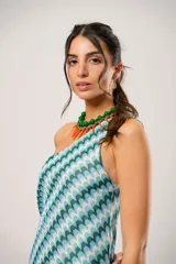 Vestido corto con estampado geométrico en tonos celeste, azul y verde. Diseño de un solo hombro.