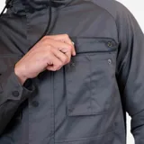 Campera gris con capucha, cierre frontal con botones a presión, múltiples bolsillos con solapa y cordones ajustables en la capucha y la cintura.