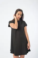 Vestido corto de algodón color fucsia, corte recto y mangas cortas.