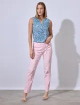 Pantalón de vestir color beige, marca Zac & Rachel, confeccionado en gabardina elastizada. Presenta pretina ancha con faja interna modeladora, largo de pierna con costura frontal pespunteada y bolsillos ojal simulados en la parte trasera.