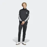 Conjunto deportivo Adidas Dayready de color negro con las clásicas tres tiras blancas en mangas y laterales del pantalón, confeccionado en suave tejido tricot de poliéster reciclado. Incluye campera con cierre frontal y cuello alto, y pantalón con cintura elástica ajustable.