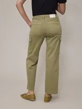 Pantalón cargo color beige de denim, con corte recto y bolsillos laterales con solapa.