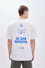 Remera blanca de corte amplio con estampa azul en la espalda que incluye un globo terráqueo, texto y el logo de la marca Zen Mode.