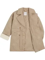 Chaquetón acolchado color beige con diseño de rombos, doble botonadura, cinturón y mangas con vuelta.