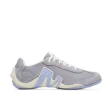 Championes Merrell modelo Relay Fly de perfil bajo, en color lila. Presentan un diseño con paneles de ante y malla, destacando una pieza lateral con textura de puntos en forma de M. Incluyen suela de caucho y cierre de cordones.