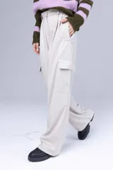 Pantalón de vestir color negro, de corte sastrero.