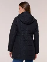 Campera larga de color azul marino con diseño capitoneado geométrico, capucha desmontable y cierre frontal completo. Cuenta con bolsillos laterales con cierre y ajuste en la cintura.