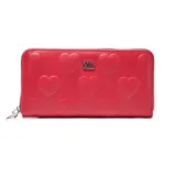 Billetera XL de formato rectangular en color rojo, con diseño de corazones en relieve y logo metálico plateado en la parte frontal. Cuenta con cierre perimetral.