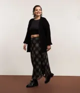Cardigan abierto de punto, color negro, con escote en V, manga larga y bolsillos delanteros.
