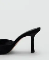 Sandalia destalonada de tacón fino, confeccionada en tejido de terciopelo negro, con diseño de tira frontal y puntera abierta.