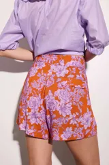 Short sastrero de lino con estampado de rayas verticales naranjas y blancas, corte holgado.