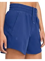 Short deportivo Under Armour de tejido elástico, con cintura elástica, bolsillos laterales y bajo curvado.