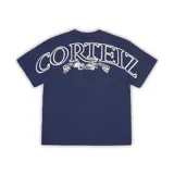 Camiseta de algodón de alto gramaje en color azul marino, con cuello redondo y mangas cortas. Presenta un pequeño logo estampado en el pecho izquierdo y un gran diseño gráfico con la inscripción 'Corteiz' y 'Règne sur le monde' estampado en la espalda.