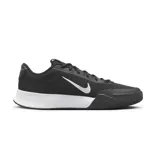 Championes de tenis Nike Vapor Lite 2, color negro con suela blanca y logo lateral en blanco. Diseño de malla transpirable con refuerzo en la puntera para mayor durabilidad.