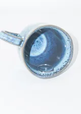 Anillo de plata 925 con diseño minimalista y una pequeña zirconia engarzada.