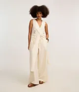 Pantalón pantalona color beige, confeccionado en viscolino con elástico y lazo ajustable en la cintura, de corte amplio y fluido.