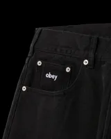 Jean de corte baggy con diseño clásico de cinco bolsillos, confeccionado en denim de algodón resistente. Presenta cierre de botón y bragueta con cremallera, con detalle de logo bordado en el bolsillo monedero.