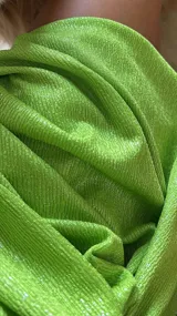 Vestido corto verde lima con breteles finos y escote en V.