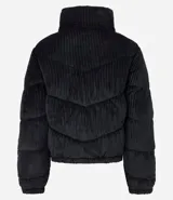 Campera puffer de mujer con diseño acolchado y textura acanalada tipo cotelé. Presenta cuello alto, cierre frontal con botones a presión y puños elásticos.