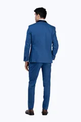 Traje formal de dos piezas compuesto por saco de dos botones con solapas de contraste y pantalón de corte recto. Confeccionado en poliviscosa de color azul, presenta un diseño elegante y profesional.