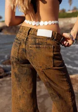 Pantalón oxford color marrón con efecto lavado y corte acampanado.