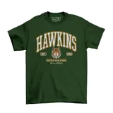 Remera de algodón color verde oscuro, con estampa frontal estilo universitario que incluye la palabra Hawkins, un tigre y texto decorativo.